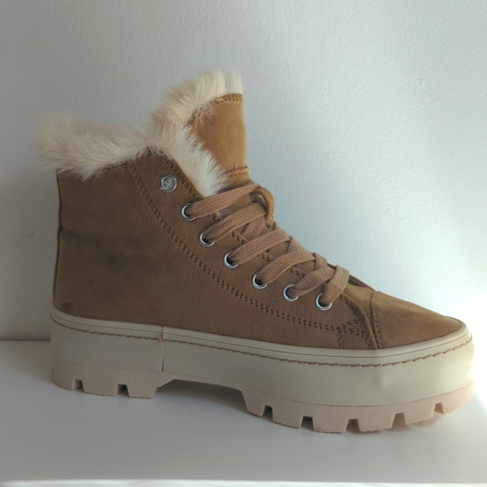 Madden Girl lace up platform sneakers faux fur, size 7  Tan White